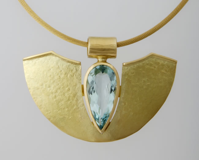 Munich Muse necklace in 18K gold with Aqua-marine